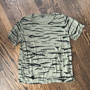 MONROW Olive Green w Black zebra Print Short Sleeve Tee. Size Medium
